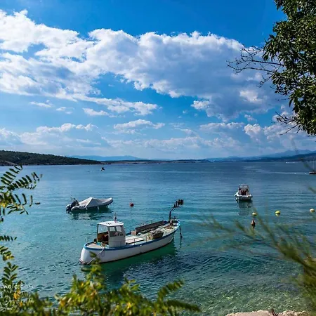 White Heritage House بيت للعطل Čižići