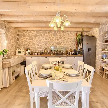 White Heritage House بيت للعطل Čižići