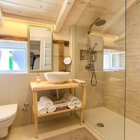 White Heritage House بيت للعطل Čižići