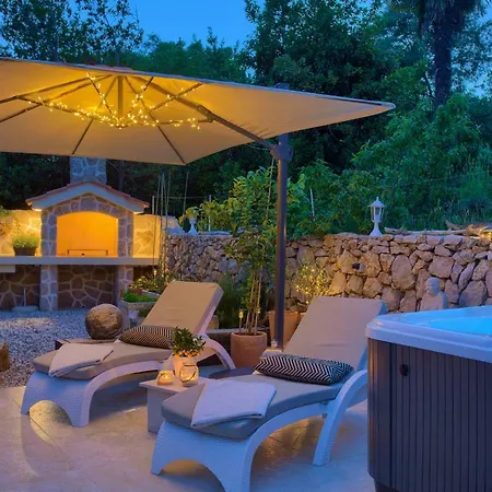 White Heritage House بيت للعطل Čižići