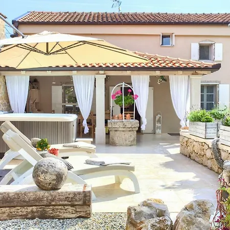 White Heritage House بيت للعطل Čižići